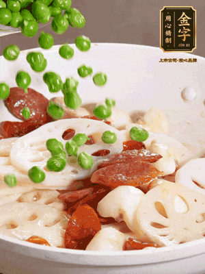 熱油下鍋，爆香香腸