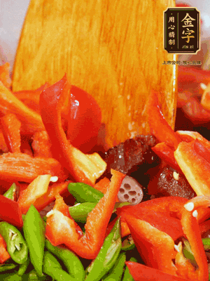 油熱后放入蒜末，下醬油肉煸香