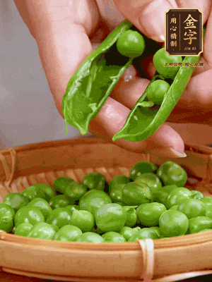 甜豆去殼，剝出甜豆米。百合小心剝成片。