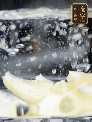 燒開(kāi)一鍋水，甜豆米、百合燙10秒