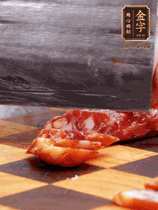 處理食材：香腸切片，土豆切塊、胡蘿卜切丁、豆角切段