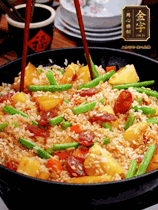 加水，沒過大部分食材。把瀝干水分的米飯均勻地鋪在上面，筷子戳幾個洞