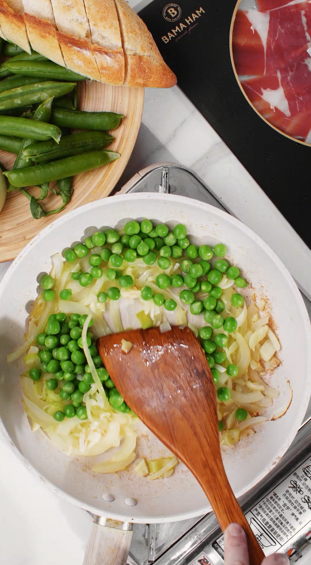 鍋中放入黃油融化，加入洋蔥絲、大蔥蔥白絲、蒜末翻炒變軟出香味。加入剛剛汆燙冰鎮(zhèn)后的豌豆，取出一點點待會擺盤裝飾用。加一點鹽 (和黑胡椒) 調(diào)味。