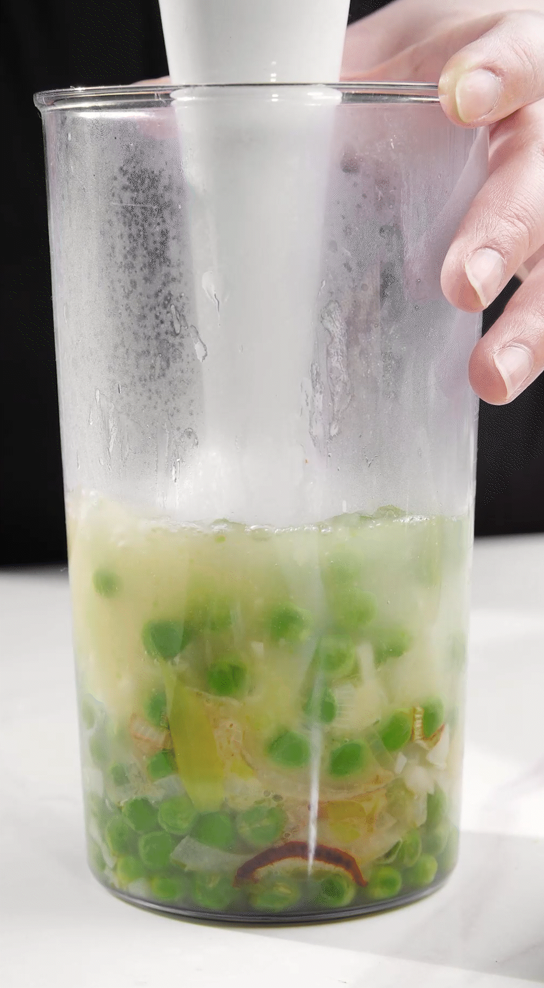 炒好的蔬菜+高湯或熱水，倒入破壁機攪打細(xì)膩絲滑即可。