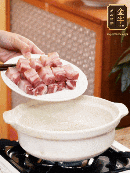 鍋內(nèi)倒油，下咸肉微微煸炒，再放排骨炒一下