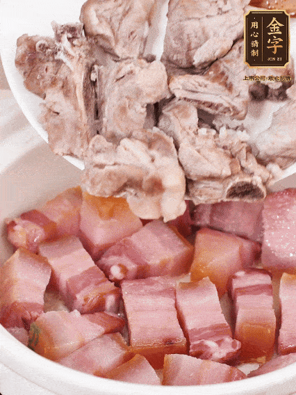 倒入開(kāi)水燉煮，大火燒開(kāi)后轉(zhuǎn)小火