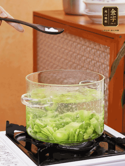 蠶豆剝?nèi)ネ鈿ぃ欲}焯水30秒