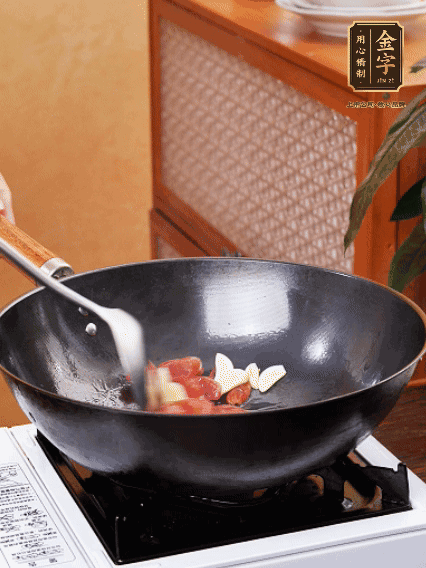 熱油，香腸微微煸出香味，加蒜片、小米辣