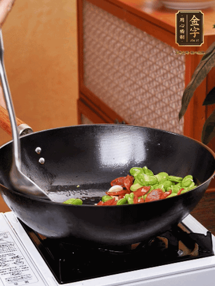 再放入蠶豆翻炒，加一點點醬油調(diào)味