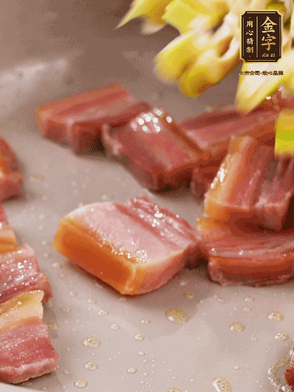 再放春筍翻炒一下，倒入砂鍋中，加適量的熱水，大火燜煮6分鐘