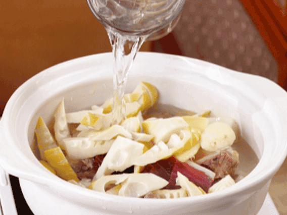 砂鍋中依次放入姜片、雞肉、春筍、火腿，加入足量的水，大火燒開(kāi)后，轉(zhuǎn)小火燉40分鐘