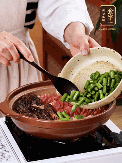 鋪上金字香腸、羊肚菌、蘆筍，蓋蓋子燜7分鐘