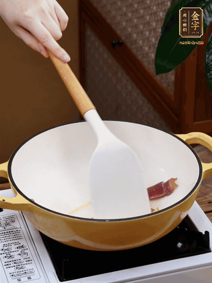 油熱，姜絲、火腿微微煸出香味