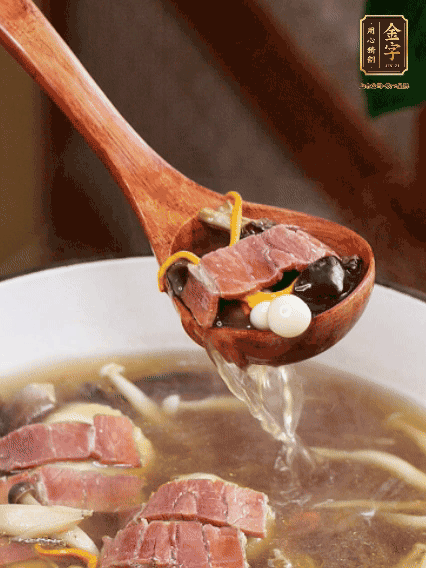 加羊肚菌、雞縱菌、蟲草花、海鮮菇、白玉菇再煮20分鐘