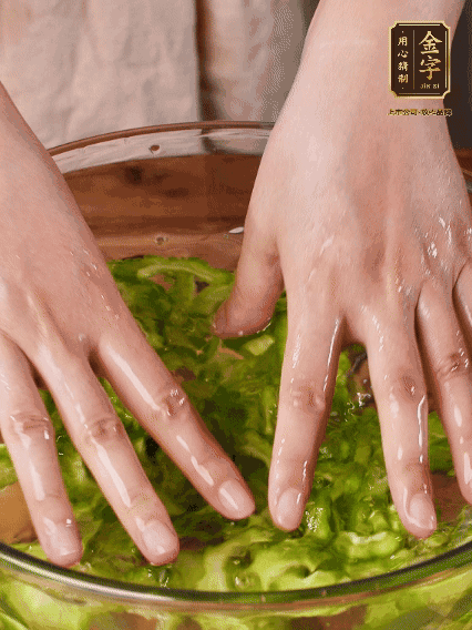 苦瓜去瓤切片，用鹽腌20分鐘，反復(fù)洗凈去苦味