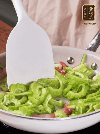 熱油，火腿、蔥姜、干辣椒煸香，再下苦瓜翻炒