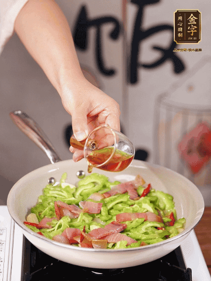 淋一圈料酒，少許糖調(diào)味