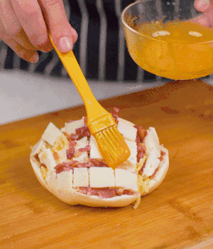 放在烤盤上，表面先刷一層玉米油，再刷一層蛋黃液。