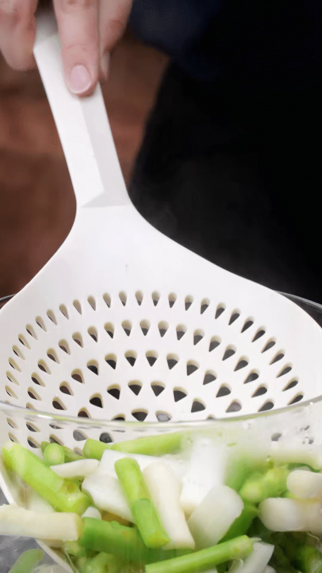 蘆筍切去老根，削皮后切斷焯水
