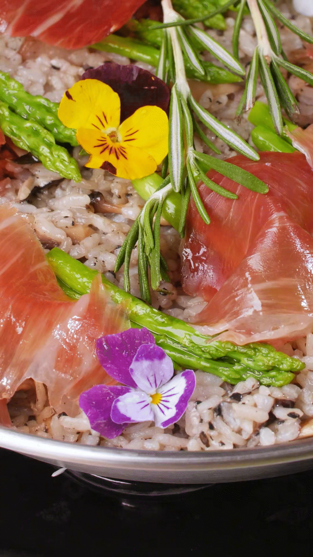 放入預(yù)先煮好的米飯和一碗去油的雞湯，和黑松露醬攪拌均勻
