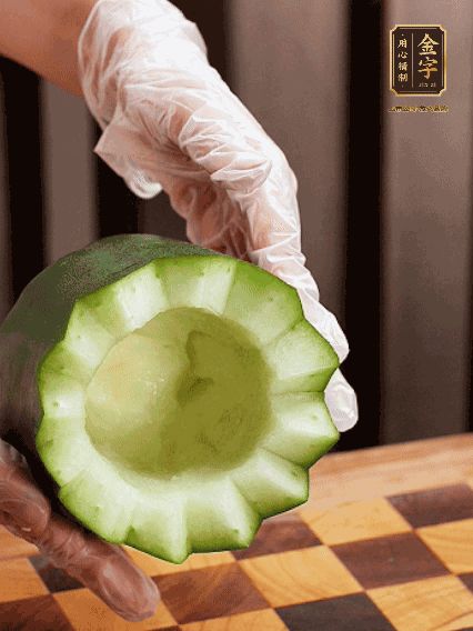 將小冬瓜洗凈，頂端切開去瓜瓤，改刀切口呈鋸齒狀