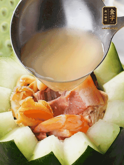 煮好后，盛入冬瓜盅。放入鍋中，可繼續(xù)燉煮，越燉越有味