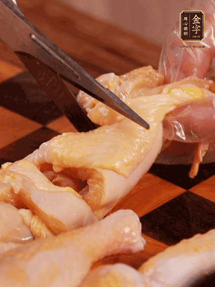 土雞處理干凈，切成大塊，加蔥姜、花雕酒、鹽腌制10分鐘