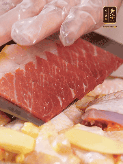 碼上金字火腿片，上鍋蒸足40分鐘