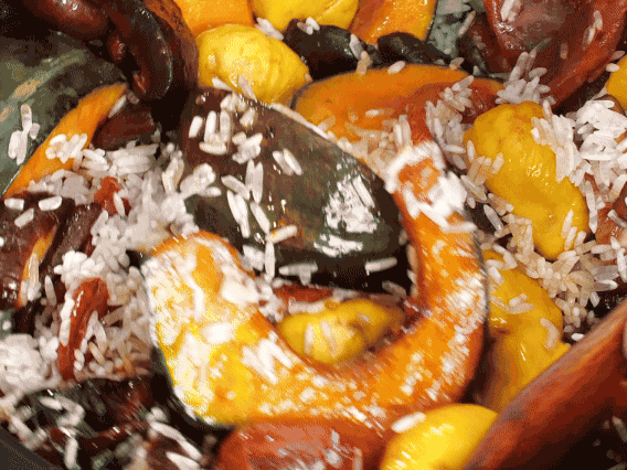 電飯煲正常煮飯模式煮飯。出鍋后撒點(diǎn)蔥花