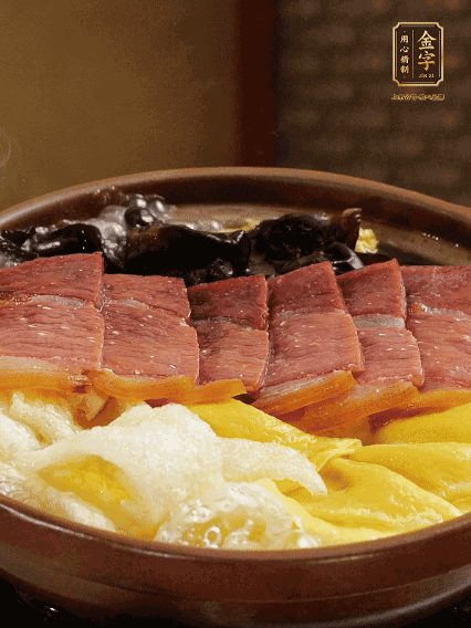 最后胡椒粉調(diào)味，撒小蔥花點(diǎn)綴