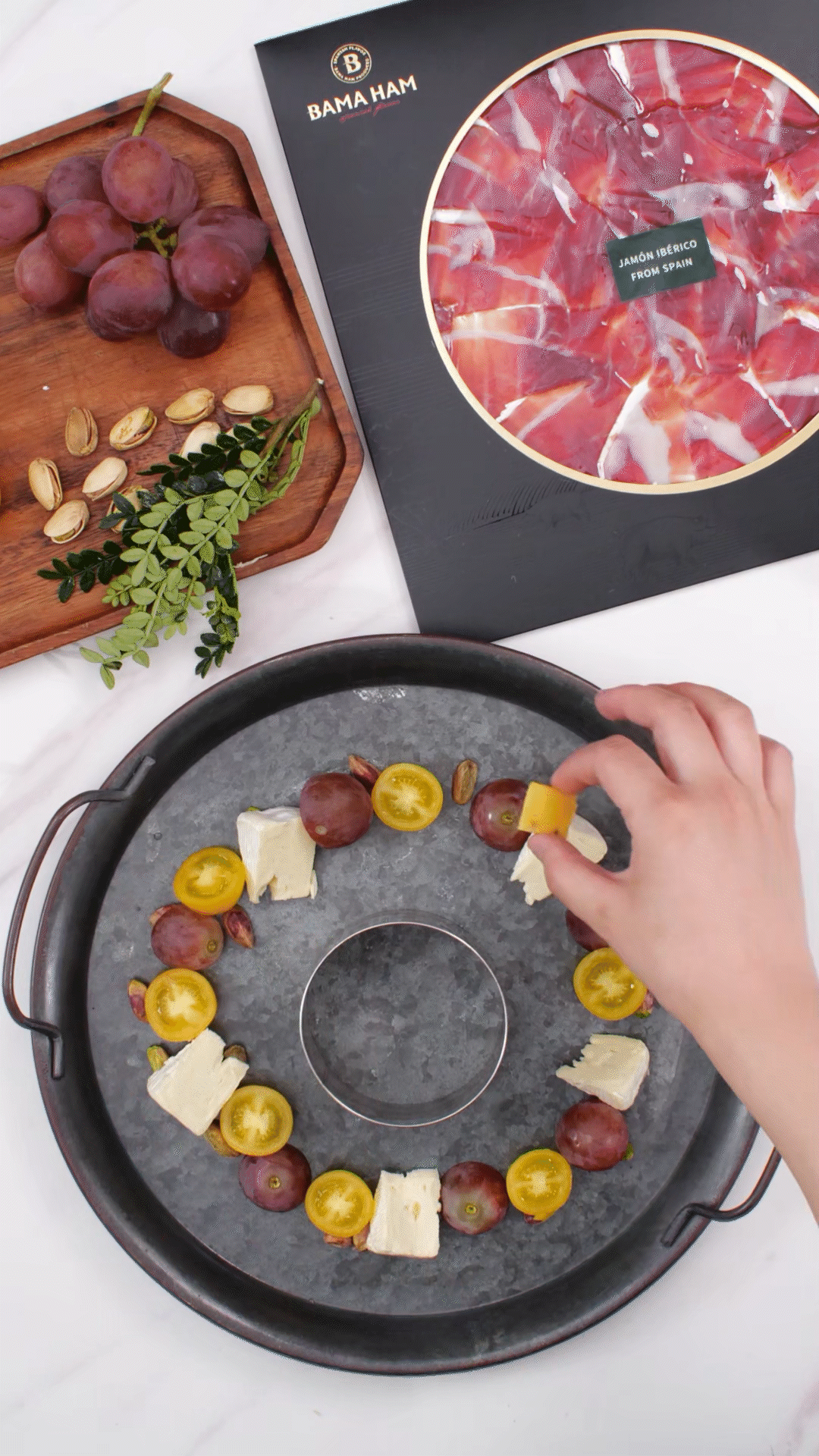 準(zhǔn)備一個大盤子，中間放上模具（或是一個空碗）預(yù)留空位，沿著磨具把食材擺盤成花環(huán)裝