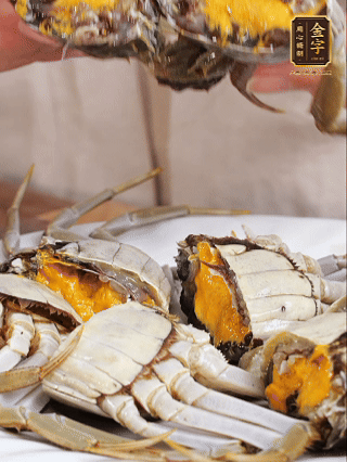 大閘蟹處理干凈，一切兩半。