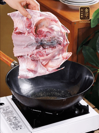 鍋里油燒熱（一半豬油、一半玉米油），放入魚頭，把魚頭煎至少兩面金黃