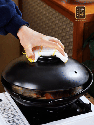 大火燒開，大火煮10~15分鐘。放入切好的豆腐，再煮5分鐘