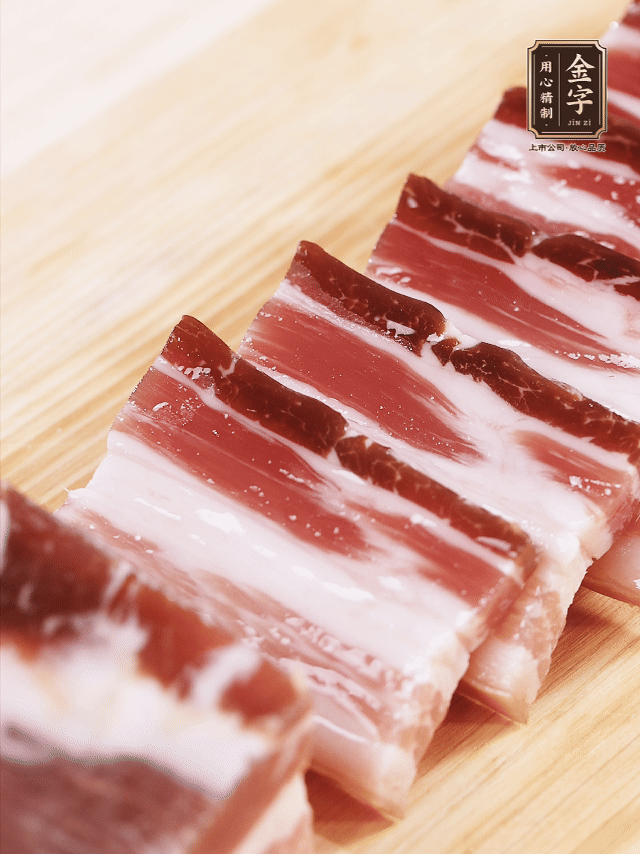 金字淡咸肉切厚片；金字淡咸肉、仔排加蔥姜、料酒焯水3分鐘，溫水洗凈。